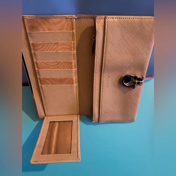 PRE-LOVED 💝 Ferragamo 💝 Long *Leather* Wallet- Neutral/Nude - Picture 7 of 9